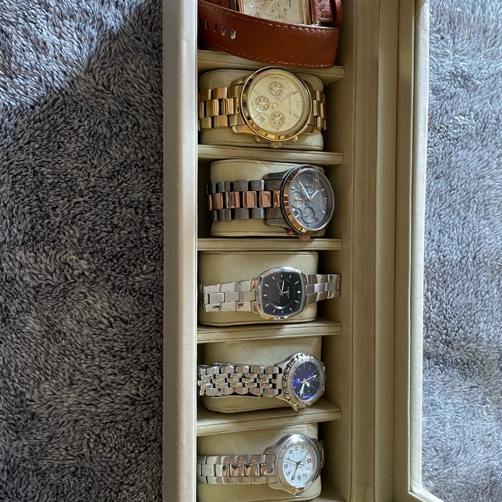 6 watches with case. 3 Michael kors